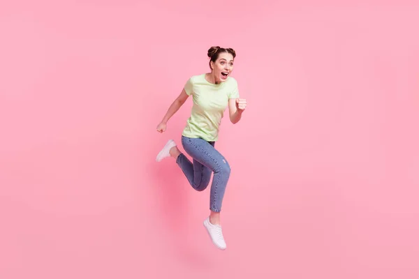 Profil foto av slarvig galen söt dam hoppa springa snabbt skrika bära grön t-shirt isolerad på rosa bakgrund — Stockfoto