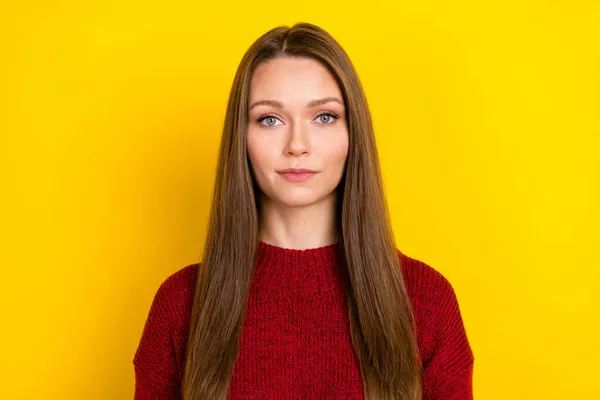 Фото молодой привлекательной женщины уверенно сконцентрированы сосредоточены изолированы на желтом фоне цвета — стоковое фото