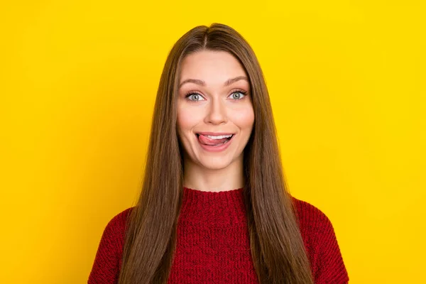 Porträtt av attraktiva roliga glada långhåriga flicka slickar läppen isolerad över levande gul färg bakgrund — Stockfoto