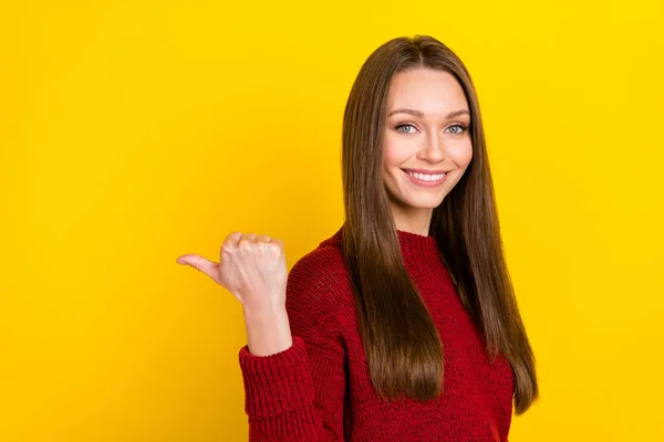 Profil strona zdjęcie młody kobieta szczęśliwy pozytywny uśmiech punkt kciuk puste miejsce reklama rada wybór izolowane nad żółty kolor tło — Zdjęcie stockowe