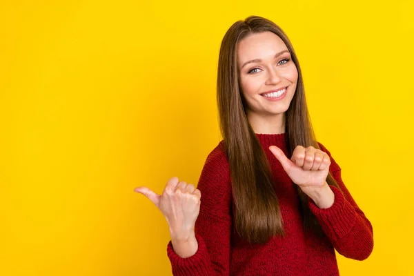Profilo foto laterale della giovane donna felice positivo sorriso punta pollici spazio vuoto selezionare suggeriscono isolato su sfondo di colore giallo — Foto Stock