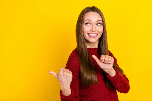 Foto av glad ung lycklig kvinna peka fingrar tomt utrymme leende annons isolerad på gul färg bakgrund — Stockfoto