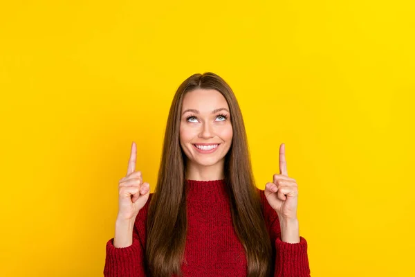 Foto av attraktiv ung positiv kvinna slå upp pekfingret tomt utrymme nyheter isolerad på gul färg bakgrund — Stockfoto