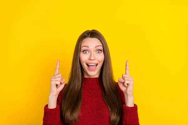 Foto av ung upphetsad kvinna glad positiv leende indikerar fingrar tomt utrymme direkt sätt föreslå promo isolerad över gul färg bakgrund — Stockfoto