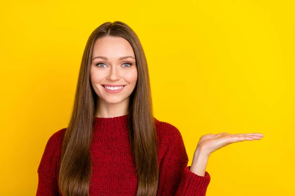 Foto di giovane donna allegra felice sorriso positivo mostrare annunci offerta di prodotti suggeriscono isolato su sfondo di colore giallo — Foto Stock