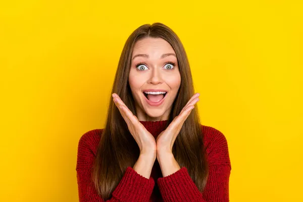 Foto de surpreendido chocado jovem mulher segurar as mãos rosto surpreendido venda isolado no fundo de cor amarela — Fotografia de Stock