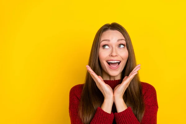Foto von jungen aufgeregten Frau glücklich positives Lächeln erstaunt überrascht Nachrichten suchen leeren Raum isoliert über gelben Farbhintergrund — Stockfoto