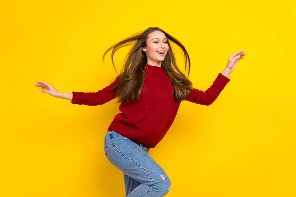 若い陽気な女性の写真幸せな肯定的な笑顔飛ぶ空気髪は黄色の色の背景に隔離された空のスペースに見えます — ストック写真
