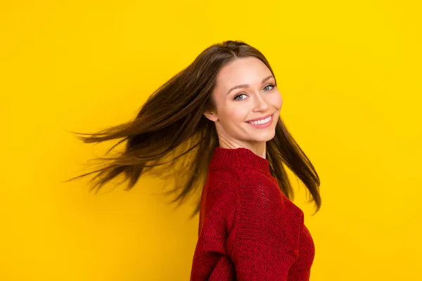 Draaide foto van charmante mooie jonge vrouw wind blazen haar glimlach geïsoleerd op glans gele kleur achtergrond — Stockfoto