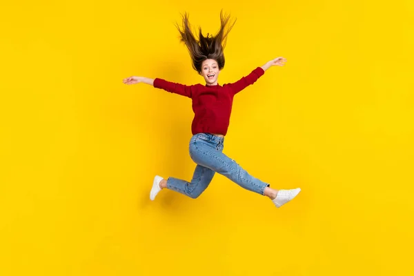 Lunghezza completa dimensione del corpo vista di bella funky allegra ragazza spensierata salto divertirsi isolato su sfondo di colore giallo brillante — Foto Stock