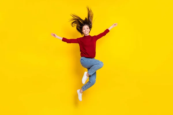 Πλήρης φωτογραφία μεγέθους της νεαρής ελκυστικής γυναίκας χαρούμενο θετικό άλμα χαμόγελο ενεργό απομονώνονται πάνω από κίτρινο φόντο χρώμα — Φωτογραφία Αρχείου