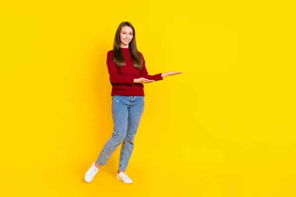 Full längd kroppsstorlek bild av attraktiv glad flicka visar kopiera utrymme annons isolerad över ljusa gul färg bakgrund — Stockfoto