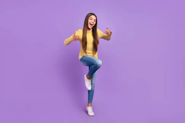 Foto de tamaño completo de la joven dama alegre mostrar anuncios thumb-up sugieren perfecto aislado sobre fondo de color violeta —  Fotos de Stock