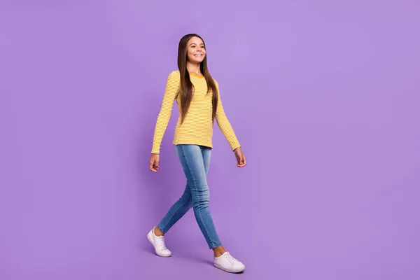 Foto lateral de perfil de cuerpo completo de la joven dama alegre ir buscar espacio vacío aislado sobre fondo de color violeta — Foto de Stock