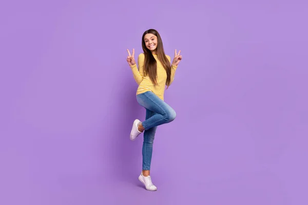 Full size photo of young cheerful girl have fun show fingers peace v-symbol isolated over violet color background — Stock Photo, Image