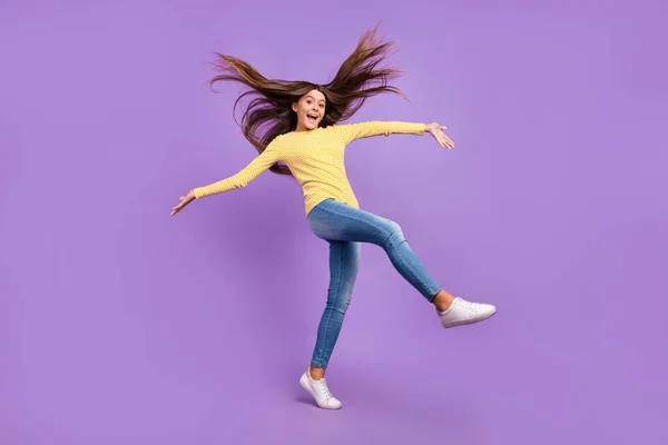Foto de cuerpo completo de la joven chica encantadora disfrutar de una nueva loción para el cuidado del cabello aislado sobre el fondo de color violeta —  Fotos de Stock