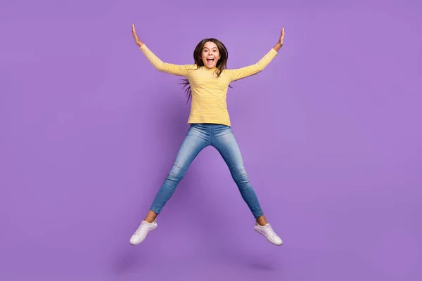 Plná velikost fotografie mladé vzrušené veselá dívka bavit energický skok izolované přes fialové barvy pozadí — Stock fotografie
