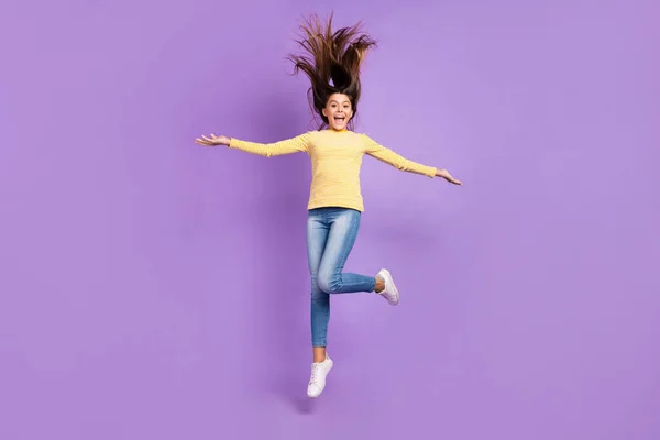 Full body foto van jong mooi meisje springen dragen casual kleding droom actief geïsoleerd over violet kleur achtergrond — Stockfoto