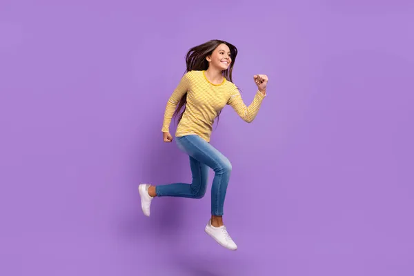 Full size profil boční fotografie mladé dámy běh rychlost pohyb aktivní vzhled prázdný prostor izolované přes fialové barvy pozadí — Stock fotografie