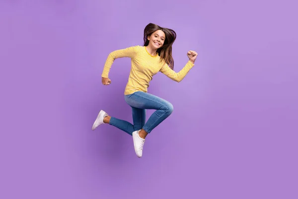 Full kropp profil sida foto av ung flicka löpare hoppa rörelse skynda aktiv isolerad över violett färg bakgrund — Stockfoto