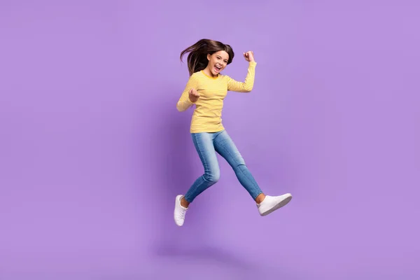 Foto de larga duración de la joven excitada chica regocijarse éxito victoria puños impresionantes manos aisladas sobre fondo de color púrpura —  Fotos de Stock