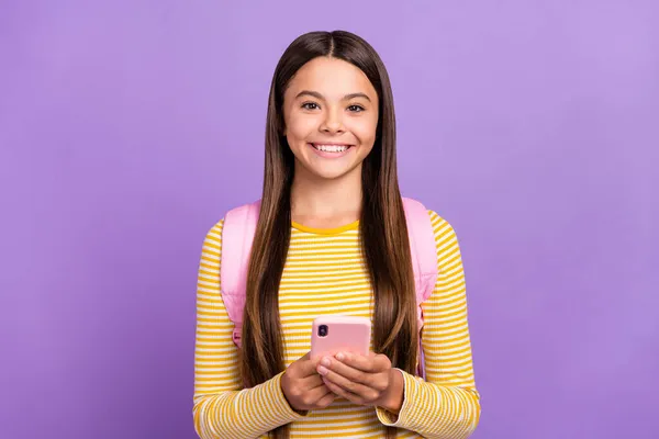 Foto de menina usar celular como post comentário conexão rápida 4g saco estudioso isolado sobre fundo de cor roxa — Fotografia de Stock