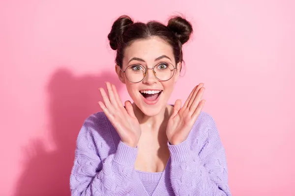 Фотопортрет веселої щасливої дівчини в окулярах усміхнених вражених жестів рук ізольовані на пастельному рожевому кольоровому фоні — стокове фото