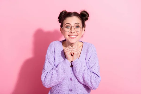 화려 한 안경을 쓴 행복 한 소녀의 사진은 파스텔 핑크 색 배경에 고립된 채 미소짓고 싶어 했다 — 스톡 사진