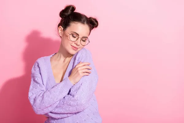 앞 매듭 스타일의 귀여운 소녀가 파스텔 핑크 색 배경 복사 공간에서 고립된 채 자신을 껴안고 있는 모습 — 스톡 사진