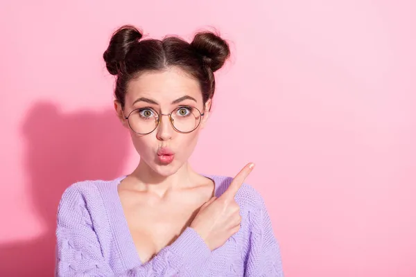 Foto retrato de menina surpreso desfilado lábios mostrando dedo vazio espaço isolado no fundo cor-de-rosa pastel — Fotografia de Stock