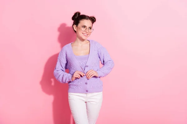 Portrait photo de fille regardant espace vide souriant dans des vêtements décontractés isolés sur fond de couleur rose pastel — Photo