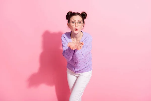 Foto retrato de modelo en gafas enviando beso de aire en fecha aislada sobre fondo de color rosa pastel —  Fotos de Stock