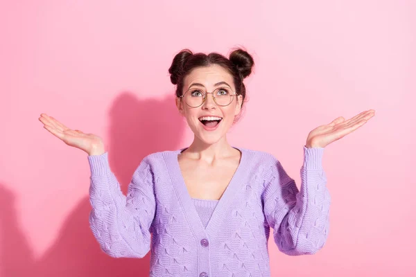 Foto retrato de chica asombrada mirando hacia arriba riendo alegre en ropa casual aislada sobre fondo de color rosa pastel —  Fotos de Stock