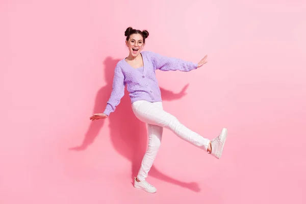 フル丈ボディサイズ写真の陽気な女の子ダンスリラックスパーティーで孤立したパステルピンク色の背景 — ストック写真
