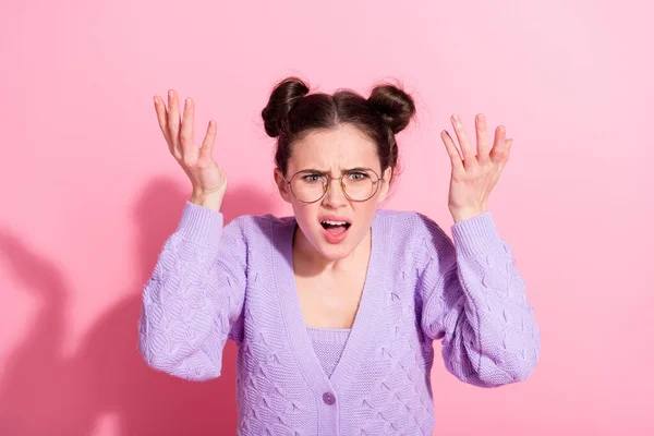 Foto porträtt av arg olycklig flicka argumentera missförstånd isolerad på pastell rosa färg bakgrund — Stockfoto
