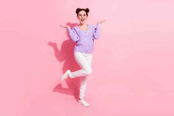 Tamanho do corpo de comprimento total foto de menina alegre com bun rindo alegremente isolado no fundo cor-de-rosa pastel — Fotografia de Stock