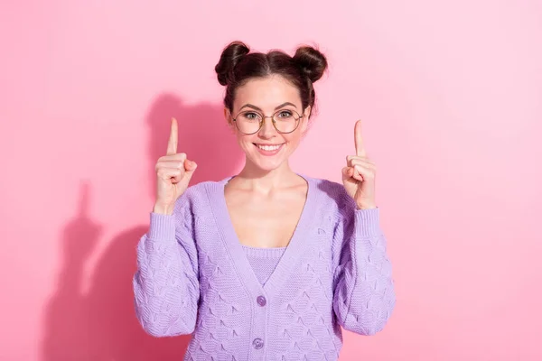 Photo portrait of young model smiling pointing up with fingers copyspace isolated on pastel pink color background — Stock Photo, Image