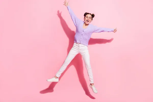 Full length σωματικού μεγέθους φωτογραφία του χαρούμενου κοριτσιού γέλιο άλμα μεγάλη απρόσεκτη απομονωμένη σε παστέλ ροζ φόντο χρώμα — Φωτογραφία Αρχείου