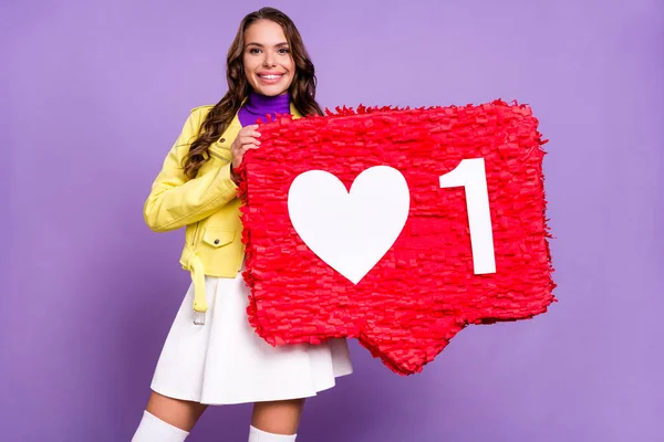 Φωτογραφία του νεαρή όμορφη κοπέλα blogger διαφήμιση επιλέξετε καρδιά pinata εγκρίνει απομονωμένο πάνω βιολετί φόντο χρώμα — Φωτογραφία Αρχείου