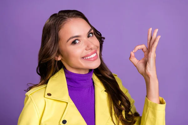 Fotografie mladé atraktivní dívka show prsty okey symbol skvělá perfektní inzerce poradit izolované přes fialové barvy pozadí — Stock fotografie