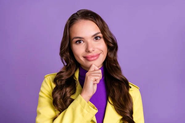 Foto da juventude atraente menina bom humor ter plano inteligente isolado sobre cor violeta fundo — Fotografia de Stock