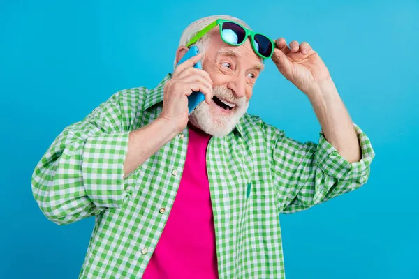 Foto de alegre fresco feliz velho vovô usar roupas casuais conversa desfrutar fim de semana isolado no fundo de cor azul — Fotografia de Stock