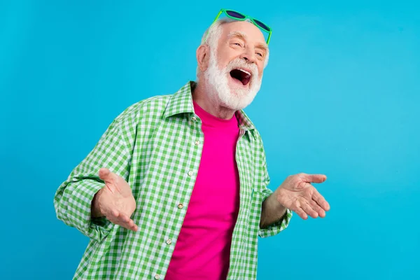 Photo of cheerful cool happy old grandpa wear casual clothes conversation enjoy weekend isolated on blue color background — Stock Photo, Image