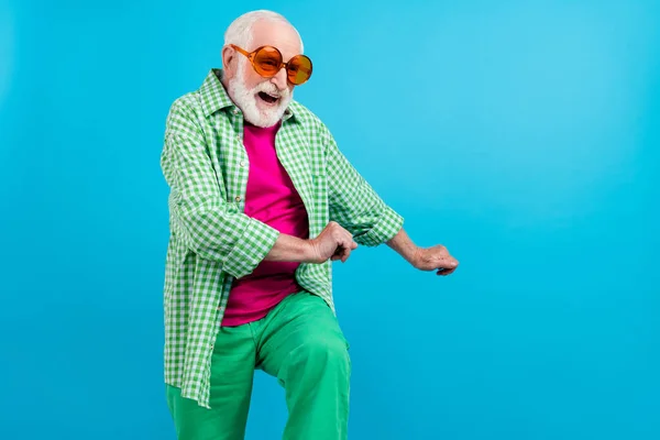 Foto de soñador alegre viejo positivo pelo blanco abuelo danza buen humor vacaciones vacío espacio aislado sobre fondo de color azul —  Fotos de Stock