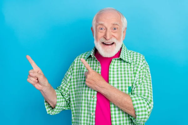 Foto de positivo fresco feliz jubilado viejo dedo dedo dedo vacío promover anuncio de noticias aislado en el fondo de color azul — Foto de Stock