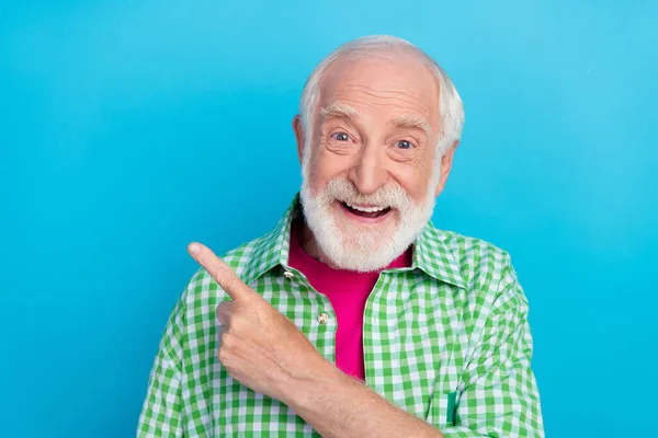 Фото веселого щасливого старого дідуся, очковий палець, порожній сезон продажів новин ізольований на синьому кольоровому фоні — стокове фото