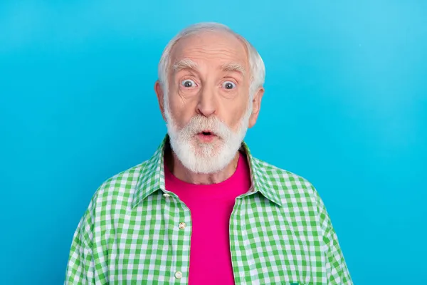 Fénykép megdöbbent nyugalmazott öregember arc reakció hírek eladás kedvezmény elszigetelt kék színű háttér — Stock Fotó