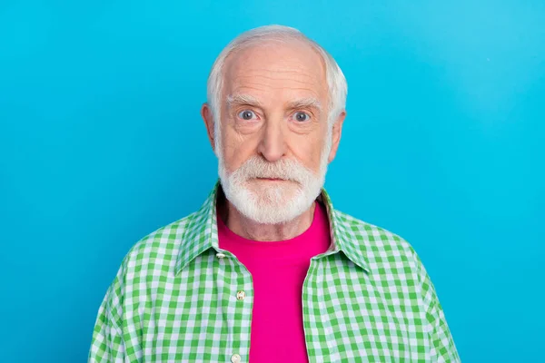Foto do pensionista aposentado sério velho usar camisa xadrez casual isolado no fundo cor azul pastel — Fotografia de Stock