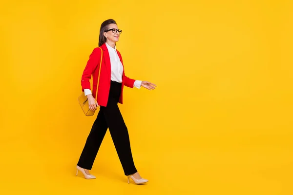 Полная длина профиля фото прохладной пожилой женщины пойти носить кардиган брюки шпильки изолированы на желтом фоне — стоковое фото