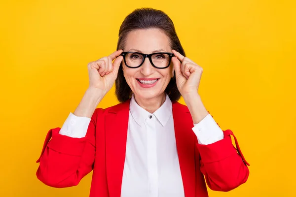 Foto von coolen gealterten brünetten Dame versuchen Brille tragen rote Jacke isoliert auf gelbem Hintergrund — Stockfoto